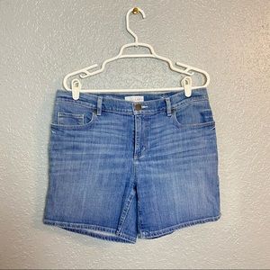 LOFT LIGHT-WASH JEAN SHORTS {30}
